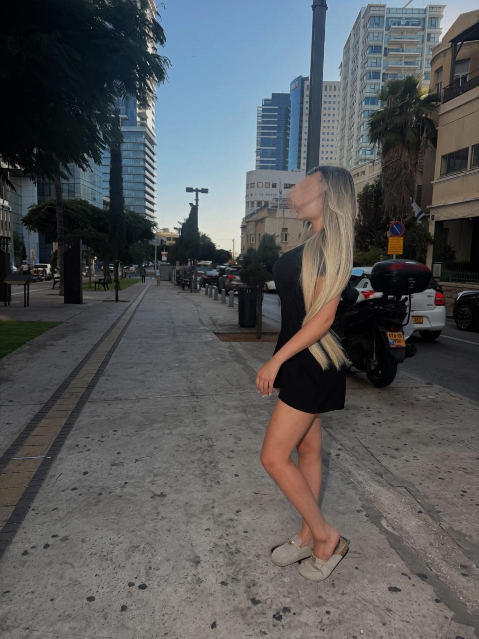 תל אביב – בחורה מחשמלת